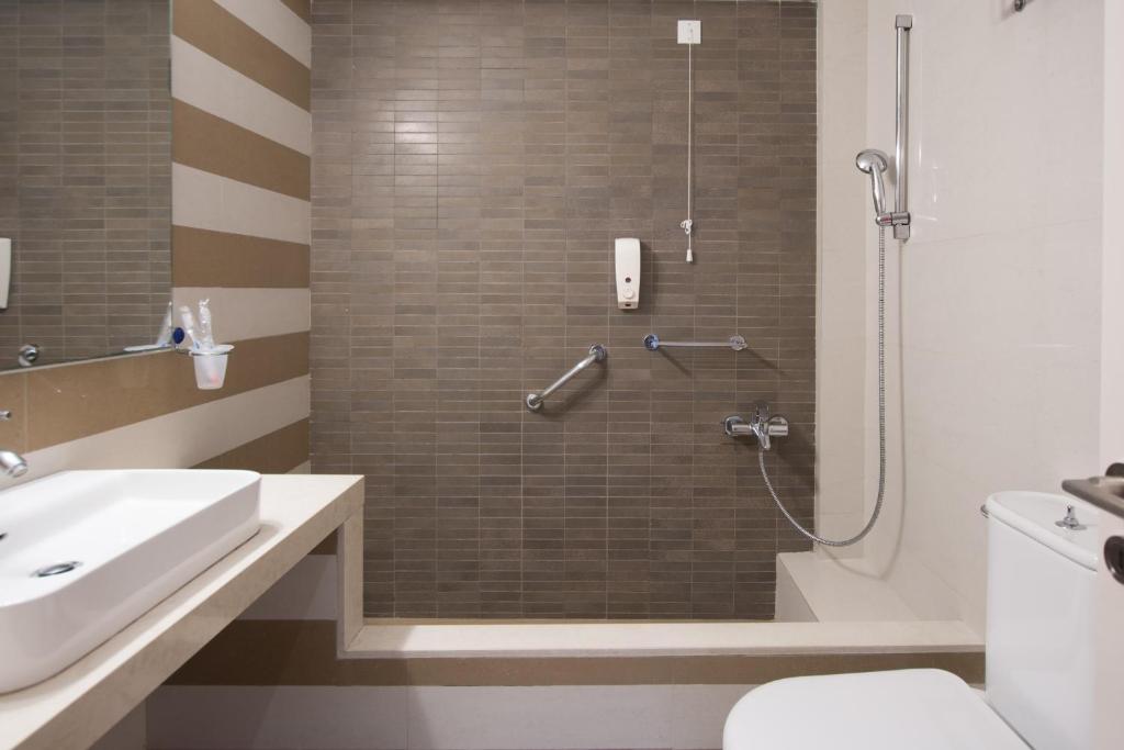 ein Badezimmer mit Dusche, Toilette und Waschbecken in der Unterkunft Dali in Zakynthos