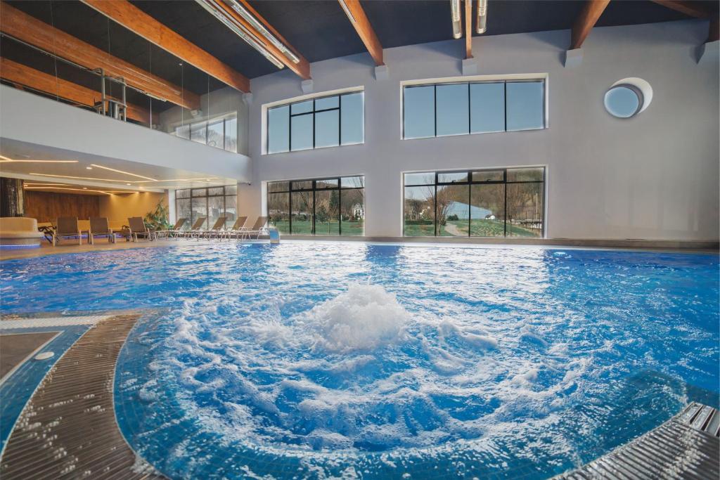 Bazén v ubytování Apartament Hotel by Derenivska Kupil nebo v jeho okolí