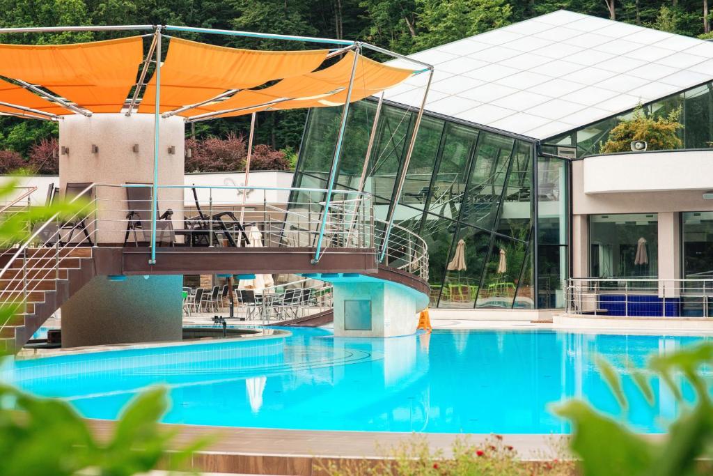 Bazén v ubytování Apartament Hotel by Derenivska Kupil nebo v jeho okolí