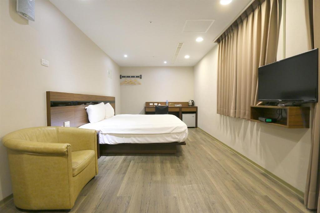 Televiisor ja/või meelelahutuskeskus majutusasutuses 鼎立安商務旅館 Dinglian Hotel