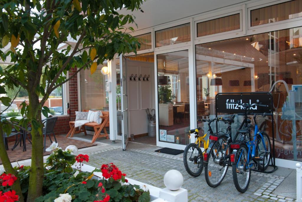 um grupo de bicicletas estacionadas fora de uma loja em Hotel Am Stadtpark em Buxtehude
