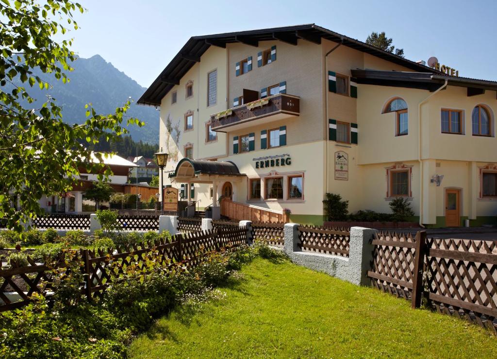 ein Gebäude mit einem Zaun davor in der Unterkunft Alpenhotel Ernberg in Reutte