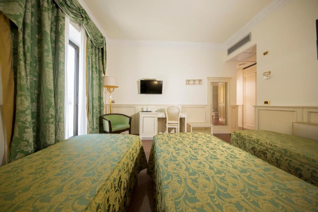 TV a/nebo společenská místnost v ubytování Mancini Park Hotel