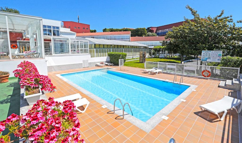 Teo的住宿－康格蘇Spa酒店，一座游泳池位于一座建筑旁的庭院内