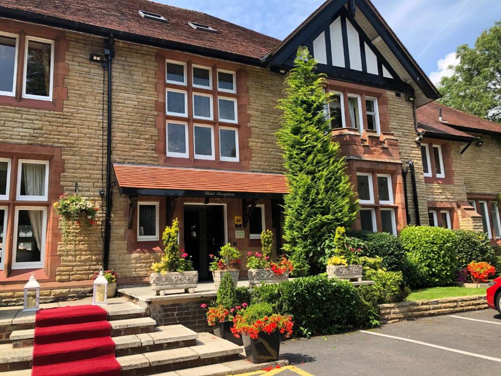 una casa con una alfombra roja delante de ella en The Whitehall Hotel & Distillery, en Darwen