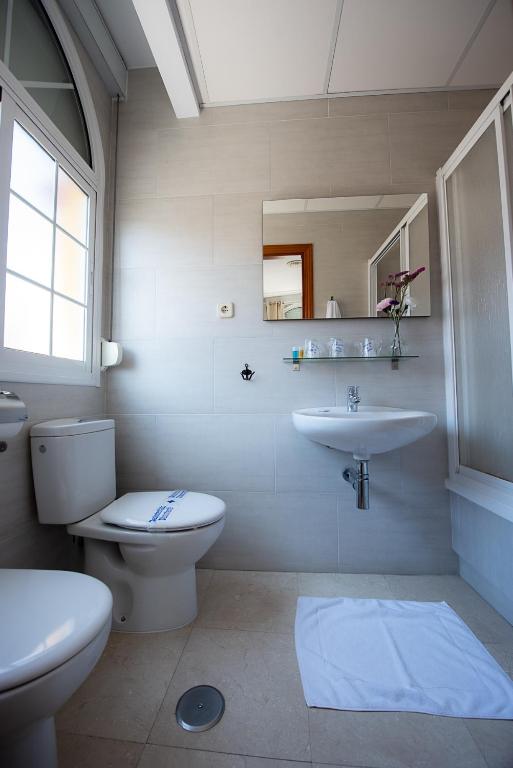 Koupelna v ubytování Hostal La Muralla