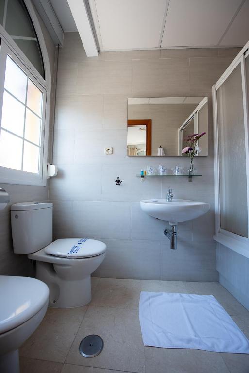 Koupelna v ubytování Hostal La Muralla