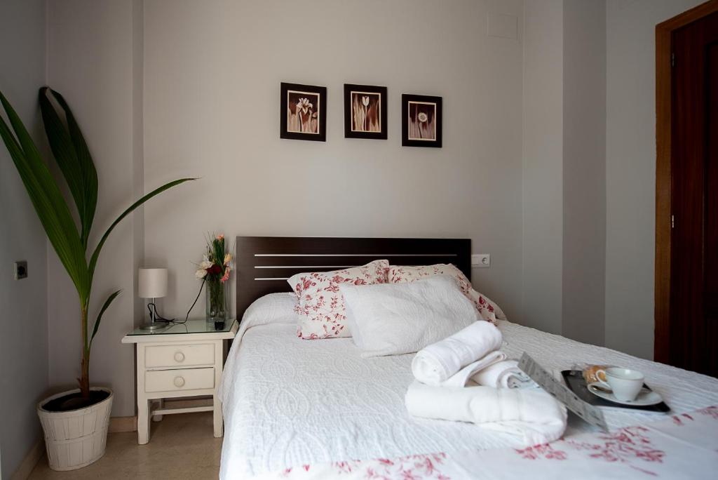 Postel nebo postele na pokoji v ubytování Hostal La Muralla