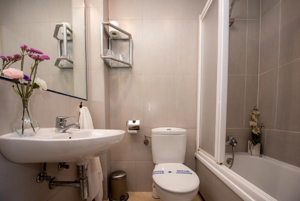 Koupelna v ubytování Hostal La Muralla