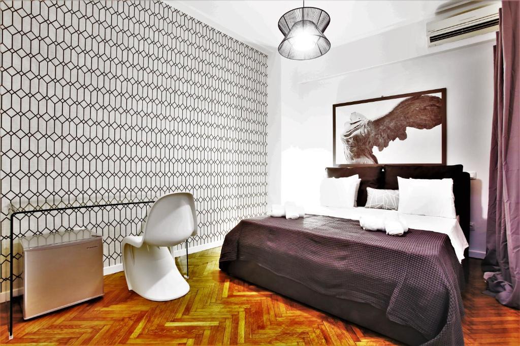 una camera con un letto e una sedia di GK Niki ad Atene