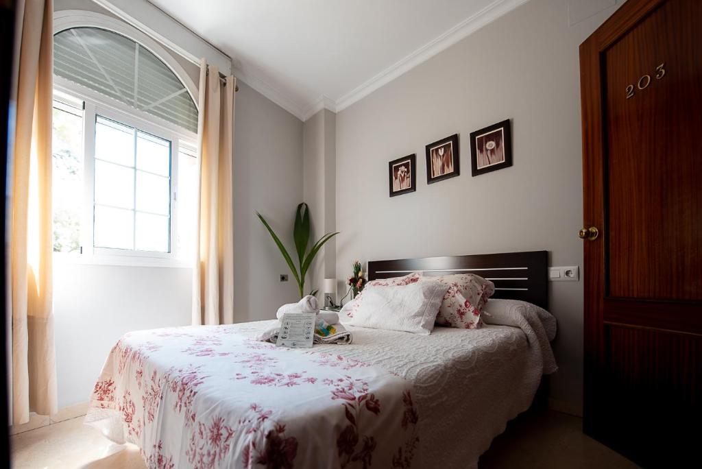 Postel nebo postele na pokoji v ubytování Hostal La Muralla