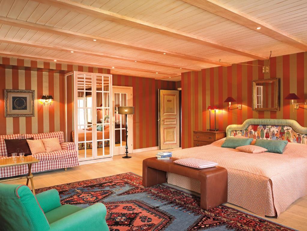 um quarto com uma cama e uma sala de estar em Hotel Edelweiss em Zürs am Arlberg