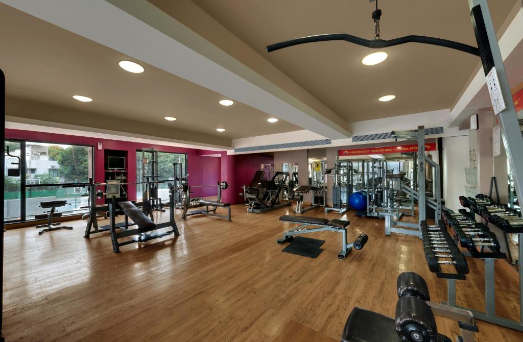 Fitness centrum a/nebo fitness zařízení v ubytování The Fern Residency Mumbai