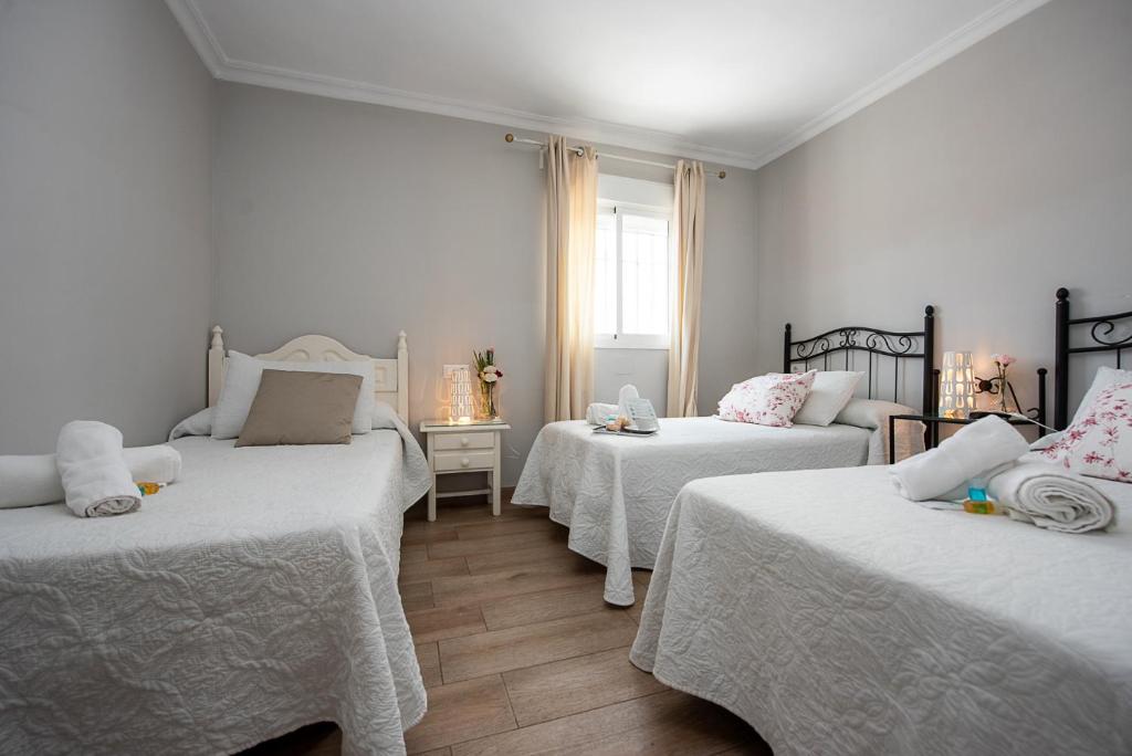 Postel nebo postele na pokoji v ubytování Hostal La Muralla