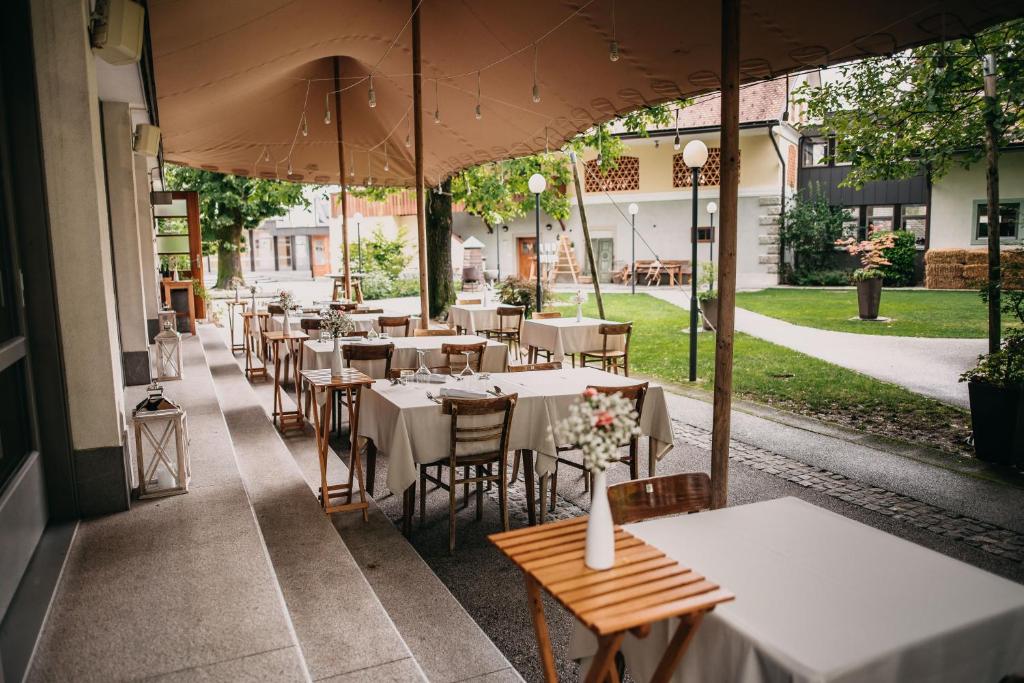 Restaurace v ubytování Hotel Dvor Jezersek Brnik