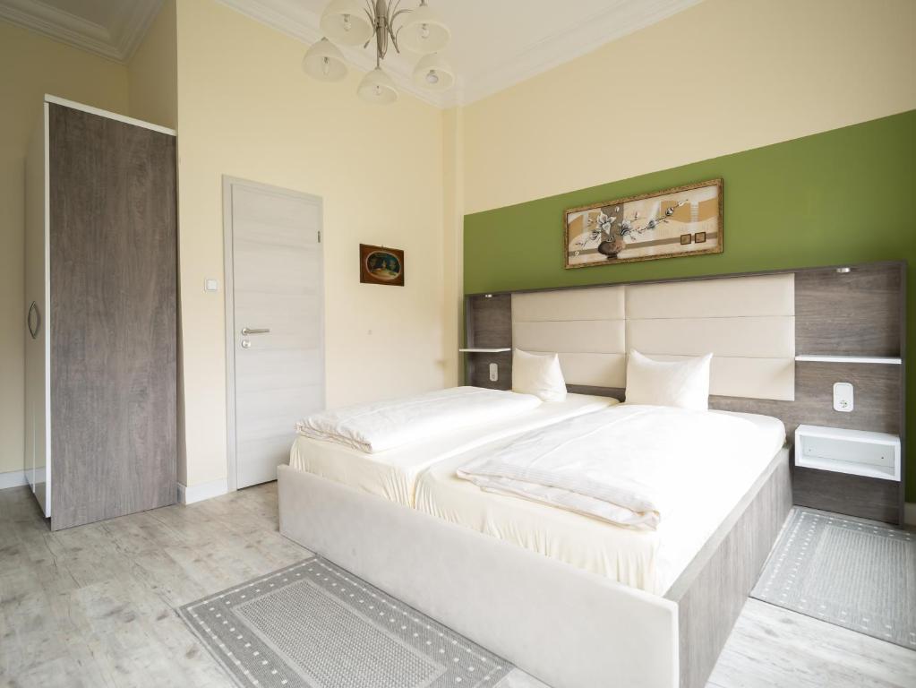 ハンブルクにあるHotel Boritzkaの緑の壁のベッドルーム1室(ベッド2台付)