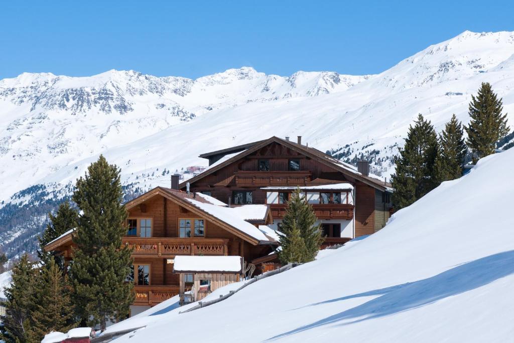 un chalet en las montañas con nieve en S`Hoamatl, en Obergurgl