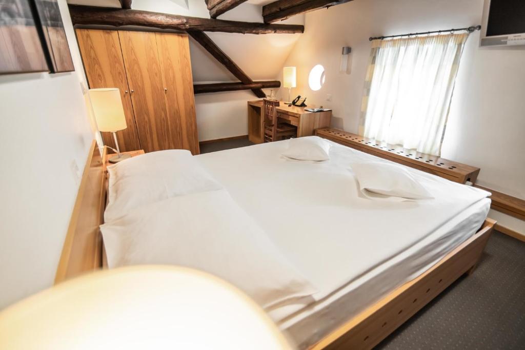 Postel nebo postele na pokoji v ubytování Hotel Dvor Jezersek Brnik