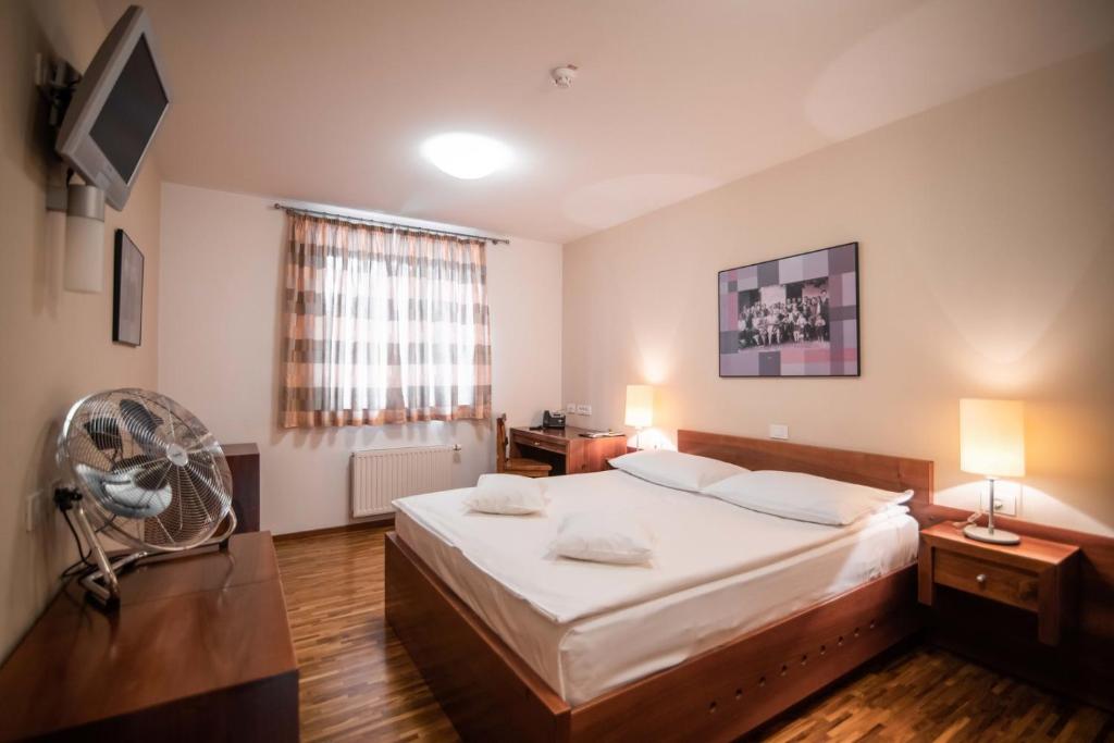 Postel nebo postele na pokoji v ubytování Hotel Dvor Jezersek Brnik