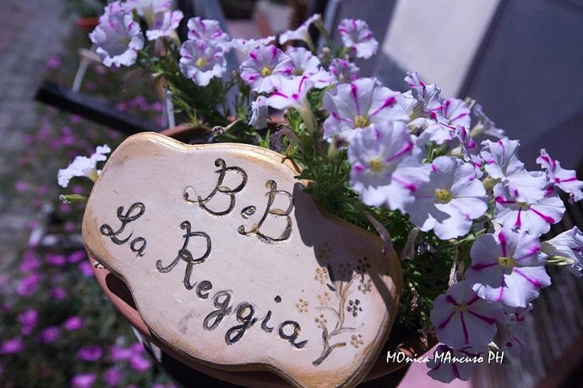 B&B La Reggia في فيناريا ريالي: إناء على شكل قلب مع باقة ورد