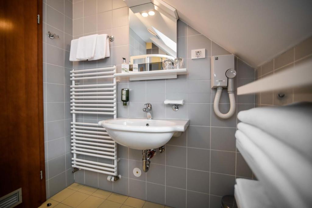 Koupelna v ubytování Hotel Dvor Jezersek Brnik