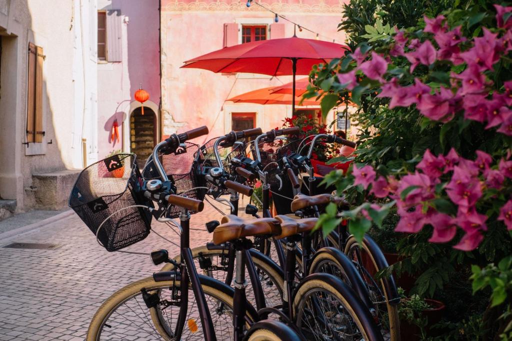 Jízda na kole v ubytování Village Castigno - Wine Hotel & Resort nebo okolí