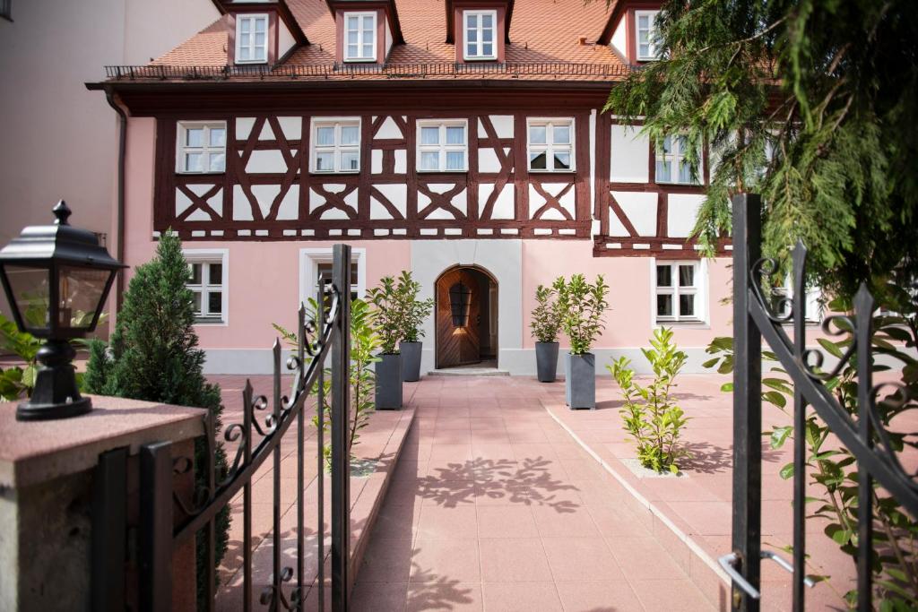 una casa con una puerta y una pasarela que conduce a ella en Aston‘s Hotel, en Röthenbach an der Pegnitz