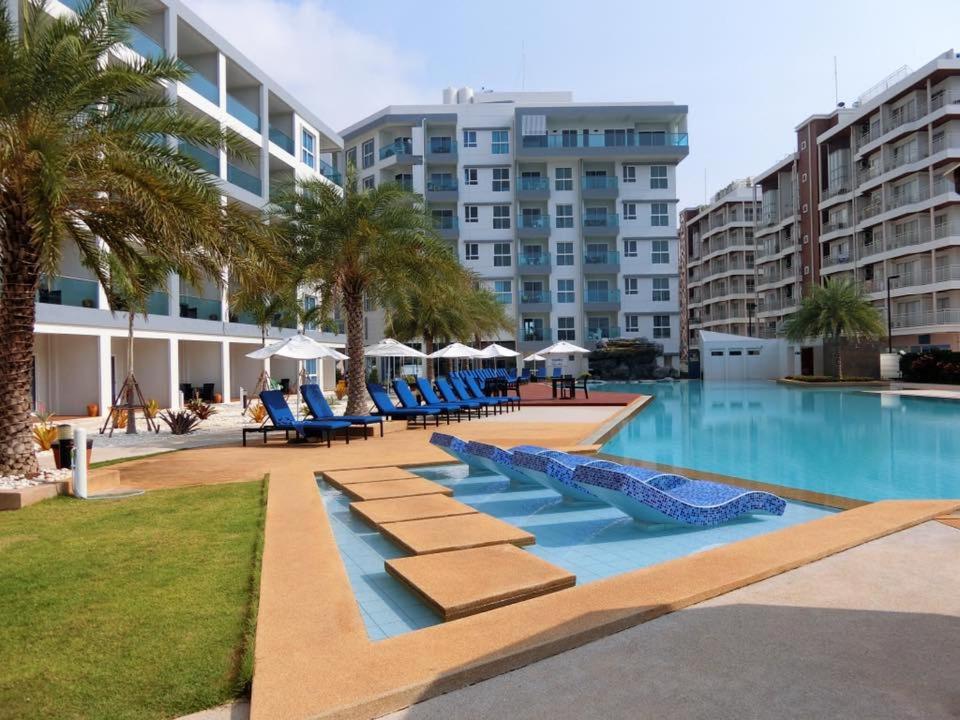 Bazén v ubytování Grand Blue Condominium 509 Mea Phim Beach, Klaeng, Rayong, Thailand nebo v jeho okolí
