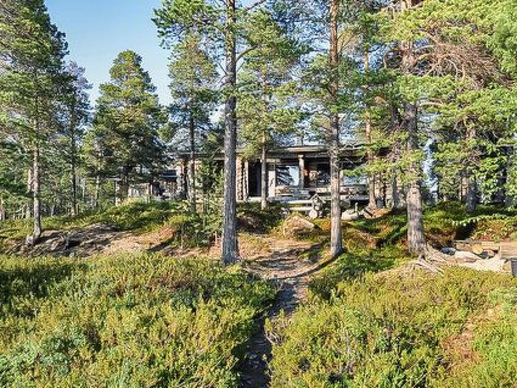 VeskoniemiにあるHoliday Home Nanguvilla by Interhomeの森の中の丘の上の家