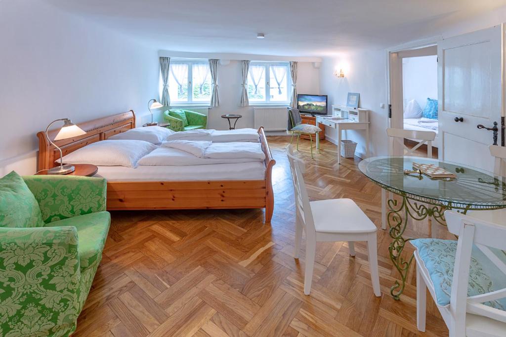 ザルツブルクにあるGetreidegassen Appartementsのベッドルーム1室(ベッド1台、テーブル、椅子付)