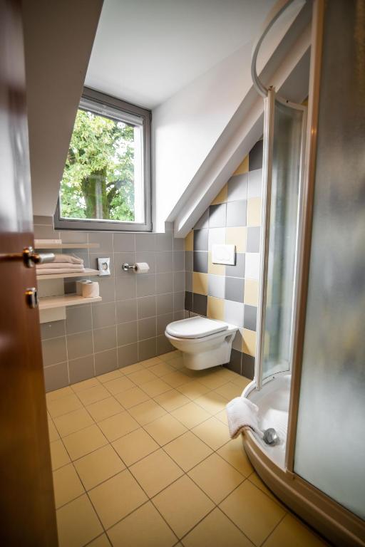 Koupelna v ubytování Hotel Dvor Jezersek Brnik