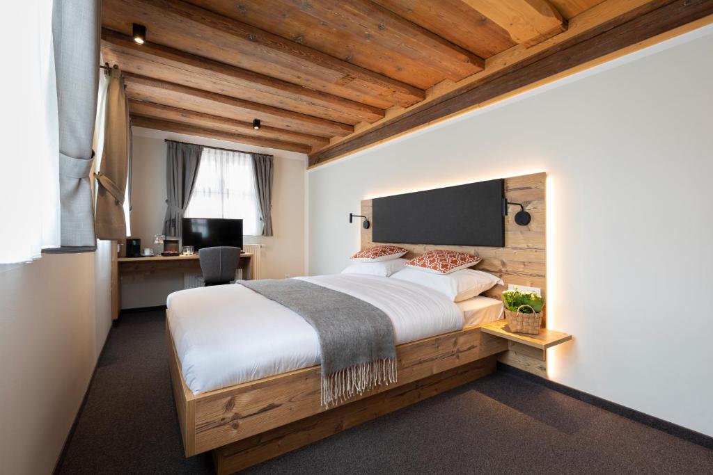 TV a/nebo společenská místnost v ubytování Aston‘s Hotel