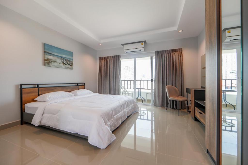 Postel nebo postele na pokoji v ubytování Nalanta Hotel Pattaya