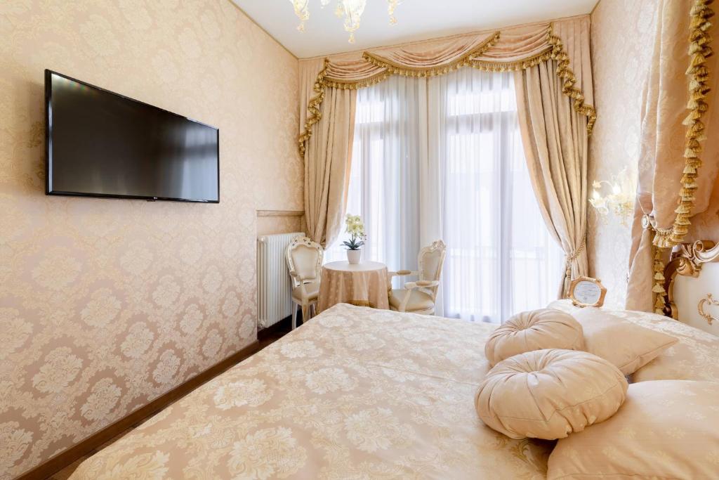 Canal View San Marco Luxury Rooms - 17