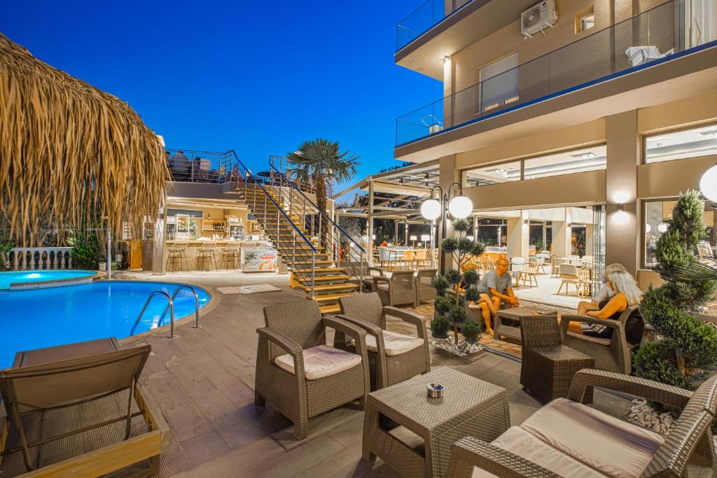 Bazén v ubytování Hotel Potos nebo v jeho okolí