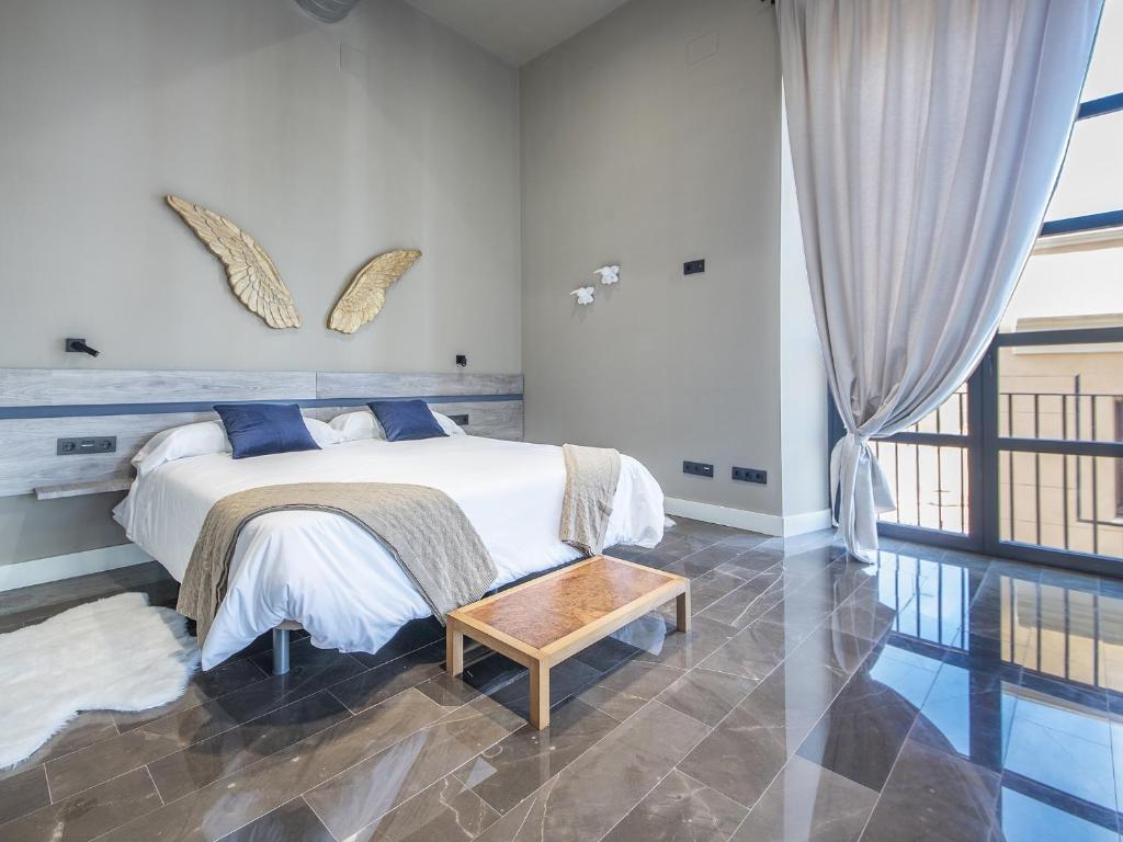 塔拉戈納的住宿－TarracoHomes, Duplex la nau，一间卧室配有一张床和一张桌子