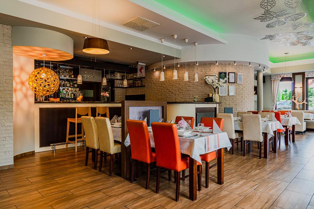 Restauracja lub miejsce do jedzenia w obiekcie Hotel Konstancja