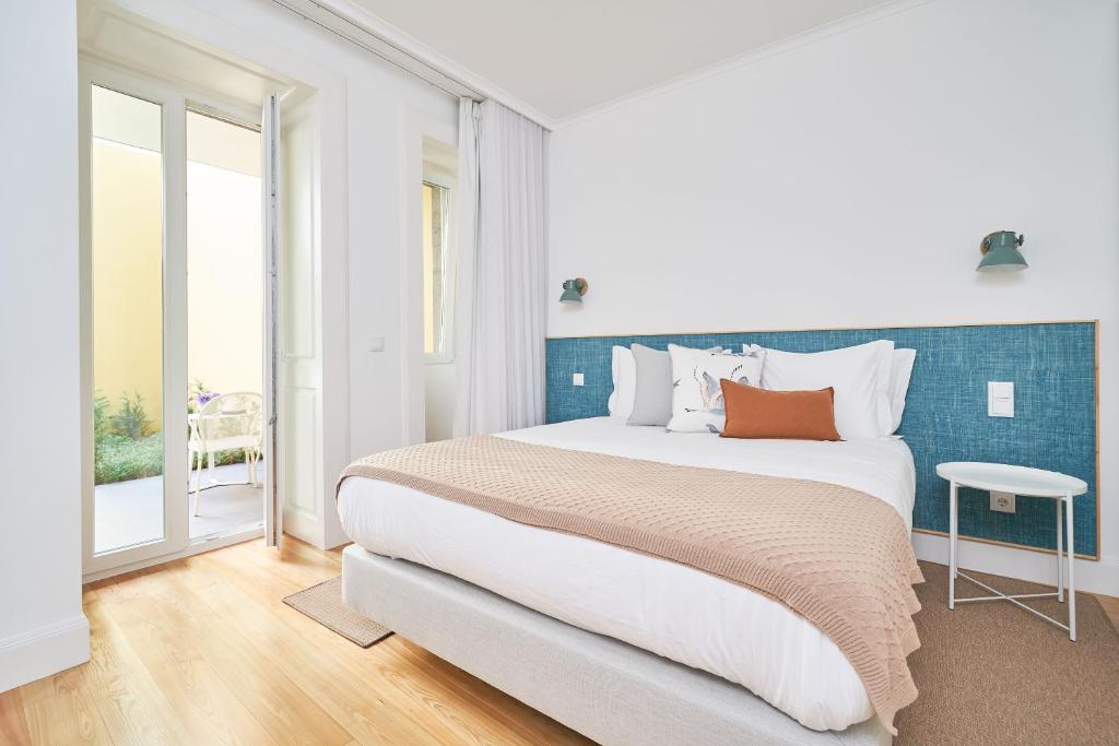 Un dormitorio con una cama grande y una ventana en Good Memories Lodge en Funchal