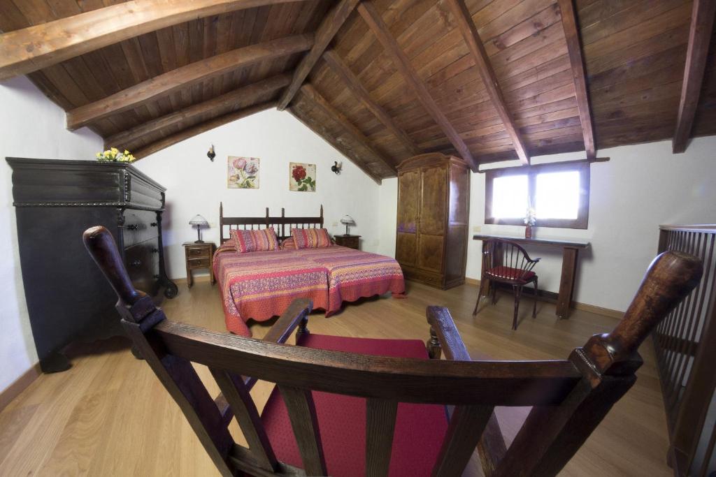 ein Schlafzimmer mit einem Bett in einem Zimmer mit Holzdecken in der Unterkunft Casa rural en Hoya de Tunte 3 in San Bartolomé de Tirajana