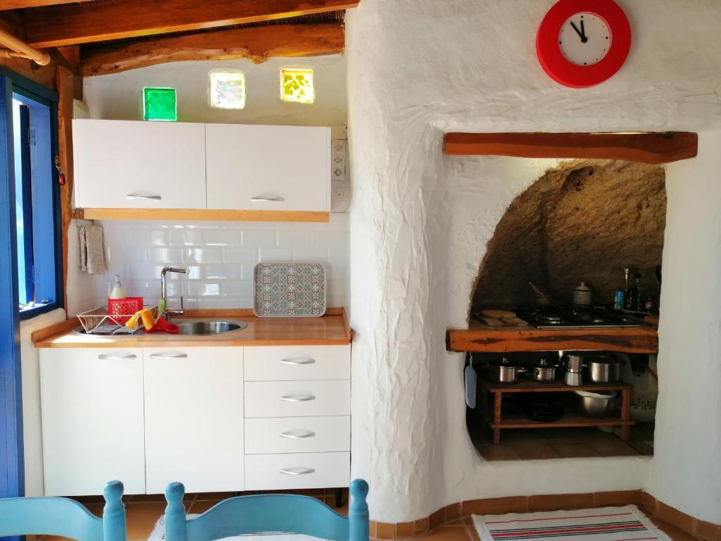 Kuchyň nebo kuchyňský kout v ubytování Vivelorural casa La Cuevita, Santa Brígida