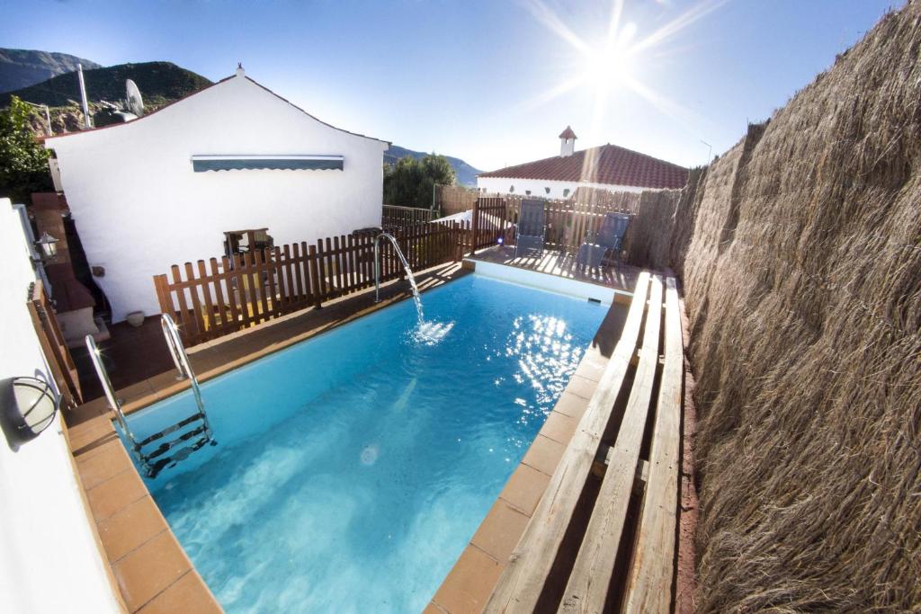 a swimming pool in the backyard of a house at Casa Rural en Hoya de Tunte 1 in San Bartolomé