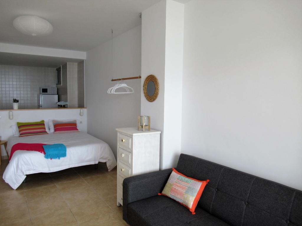 Posteľ alebo postele v izbe v ubytovaní Vivelorural Canteras 208 beach front with wifi