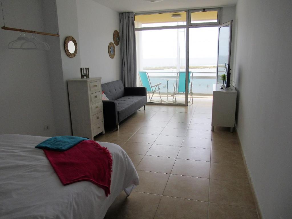 Posteľ alebo postele v izbe v ubytovaní Vivelorural Canteras 208 beach front with wifi