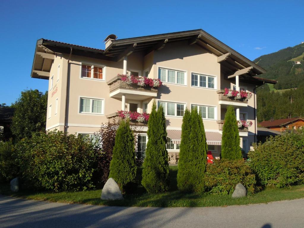 un edificio con un montón de árboles delante de él en Appartements Oberhauser, en Westendorf