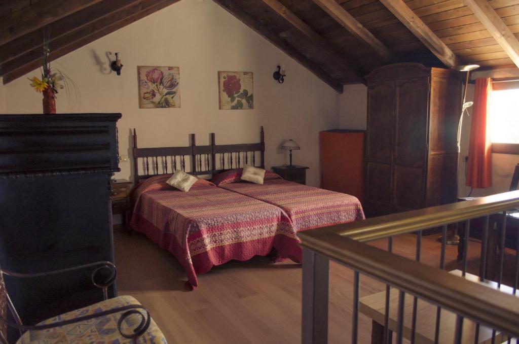 1 dormitorio con 1 cama con manta roja en Casa rural en Hoya de Tunte 2, en San Bartolomé