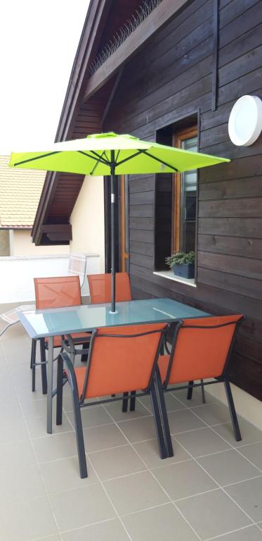 Patio alebo iná vonkajšia časť ubytovania Eliza 1 Birdland Golf Apartman