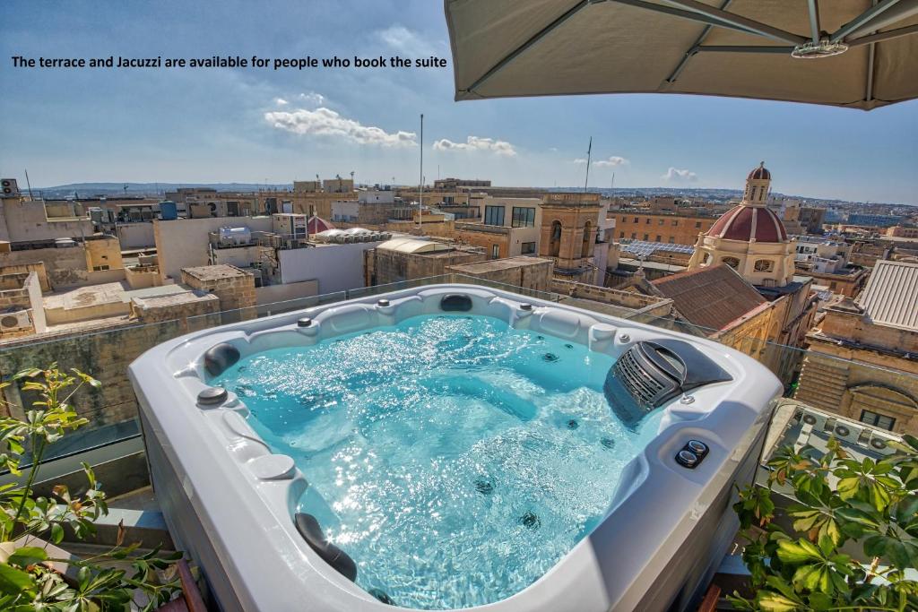 Bazén v ubytování Palazzo Rosaria Boutique Hotel nebo v jeho okolí