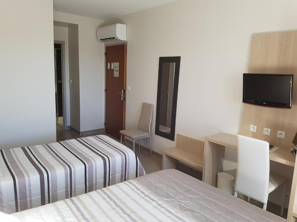 Postel nebo postele na pokoji v ubytování Logis Hôtel Restaurant du Midi - Rodez Centre