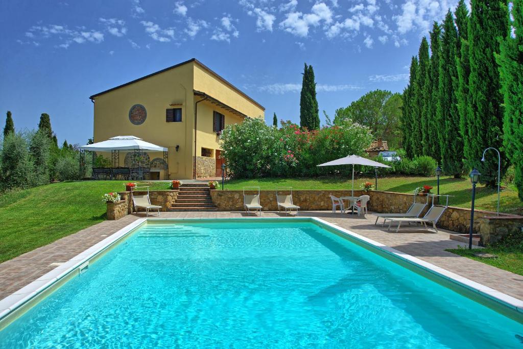 - une piscine en face d'une maison dans l'établissement Villa Gloria by PosarelliVillas, à Lucignano