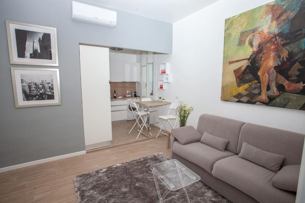 un salon avec un canapé et un tableau au mur dans l'établissement Magnifique 2 pieces frontiere Monaco, à Beausoleil